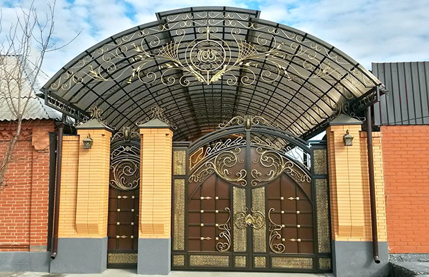 Купить или заказать ворота для дома с навесом - стильные и надежные решения для вашего участка в Спасске-Дальнем от 41756 руб | ВоротМастер-Спс