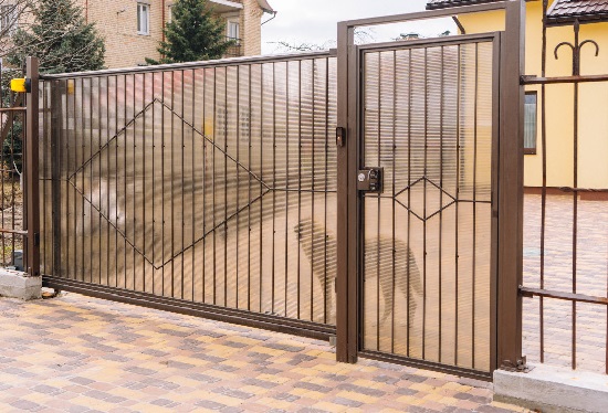 Купить ворота из профлиста с элементами ковки, с металлическими столбами в рамке или под дерево в Спасске-Дальнем от 154081 руб